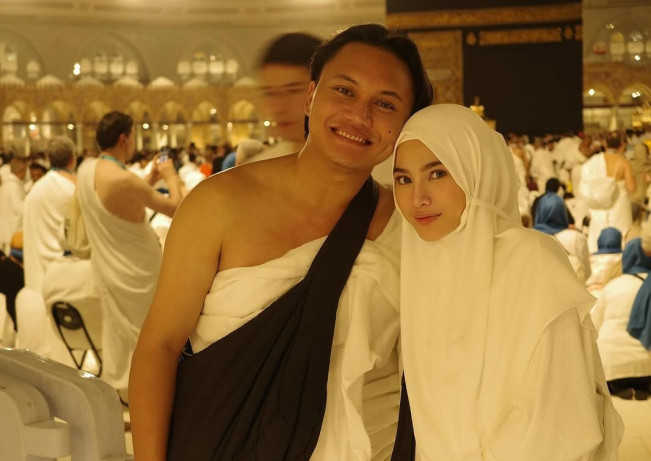 Manglingi! Cantiknya Mahalini Pakai Hijab di Tanah Suci